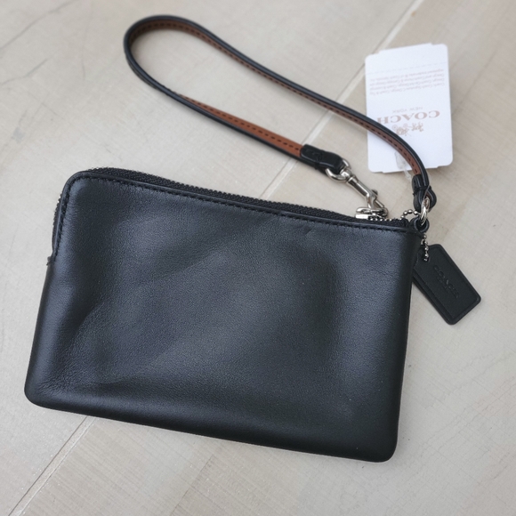 NWT COACH SNOOPY leather wristlet  F65193 - Picture 3 of 6